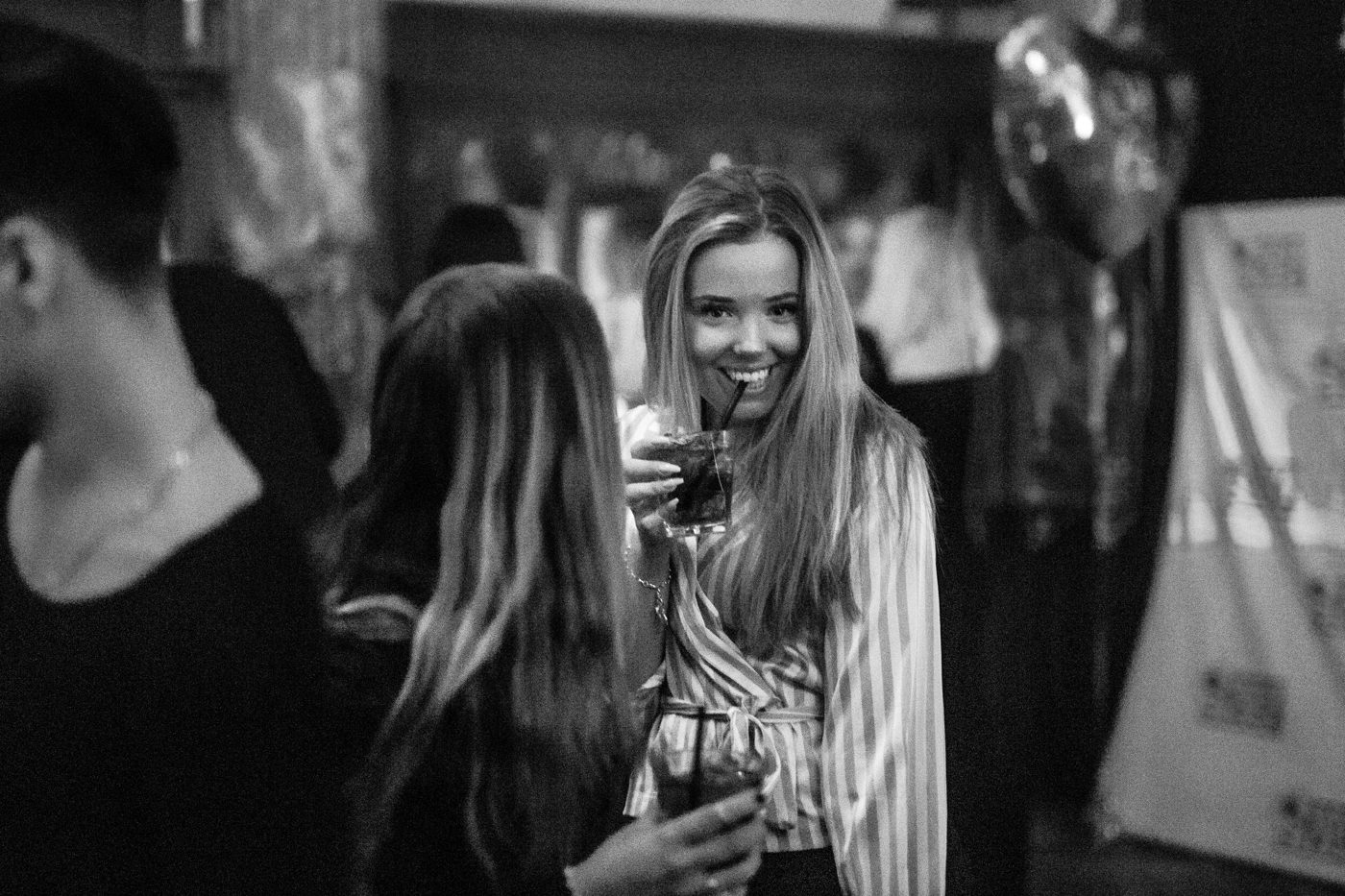 Drinkbar med belysta flaskor på eventet