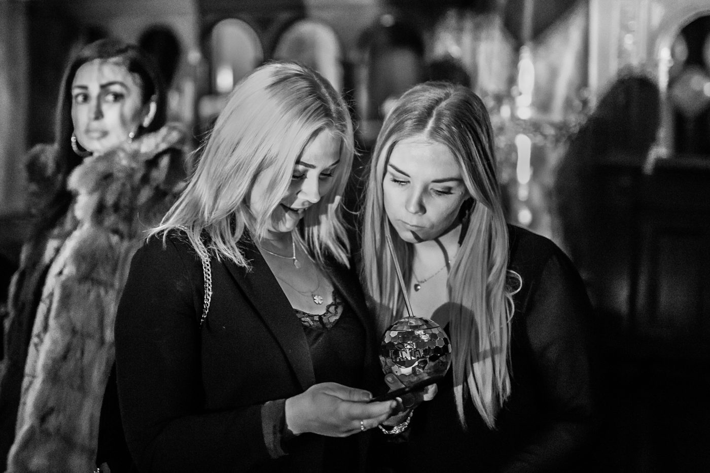 Två gäster i svartvitt porträtt på festen